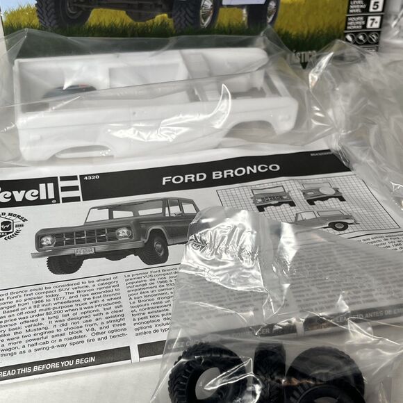 Revell Ford Bronco 1:25 Scale Plastic Model Kit Unbuilt Collector Car PARTS ONLY - Picture 11 of 13